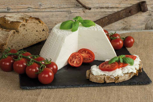 Ricotta romana con pomodori e basilico